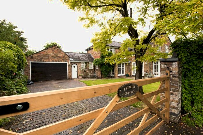 4 Bedroom Cottage To Rent In Stonehill Road, Ottershaw, Chertsey, KT16