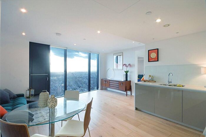 2 Bedroom Flat To Rent In Walworth Road, Elephant And Castle, London, SE1