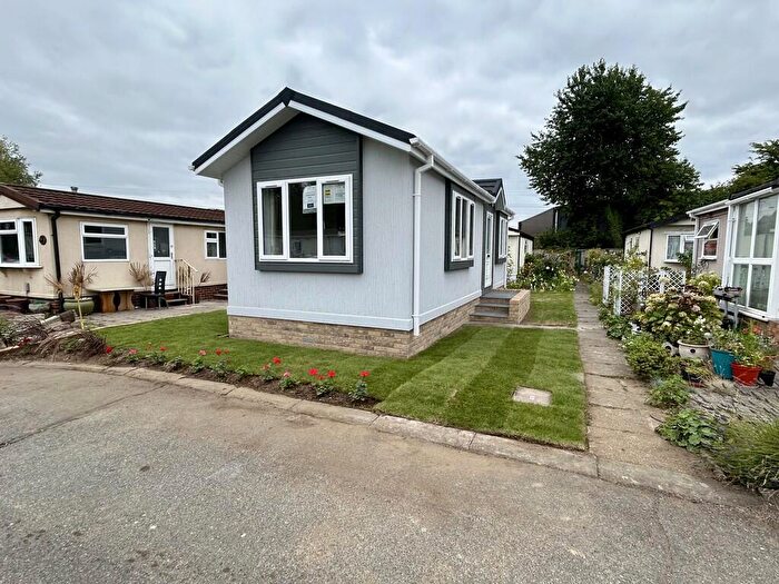 1 Bedroom Mobile Home For Sale In Longcroft Drive, Waltham Cross, EN8