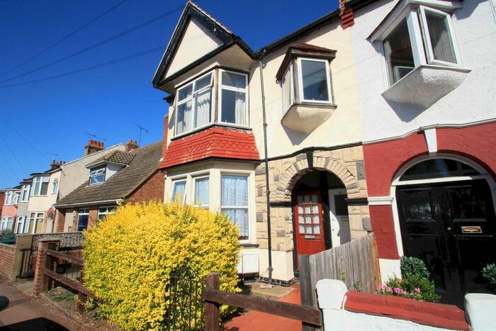 2 Bedroom Flat To Rent In Westbourne Grove, Westcliff-On-Sea, SS0