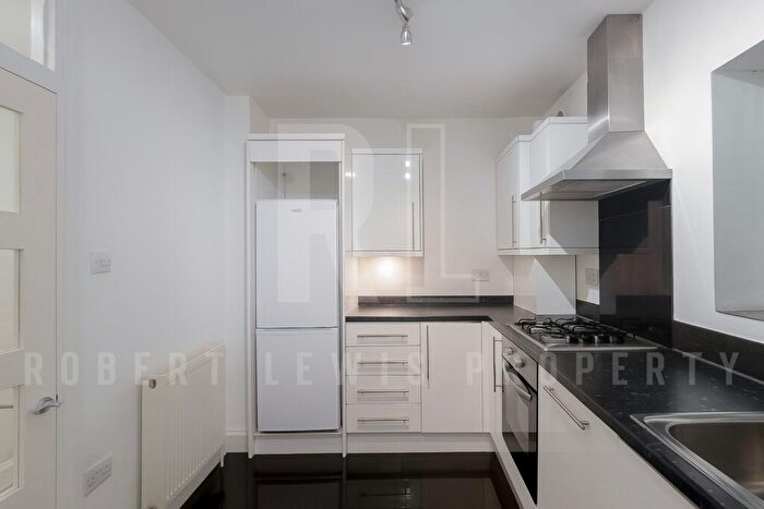 3 Bedroom Flat To Rent In Three Bedroom Apartment – Brookland Rise, London, NW11