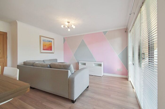 2 Bedroom Flat To Rent In Burnside Court, Bearsden, Glasgow, G61