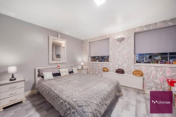 4 Bedroom Town House For Sale In Lansbury Avenue, Romford, RM6