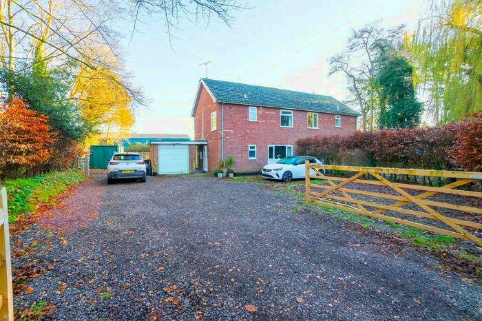 3 Bedroom Semi-Detached House To Rent In Bradcar Road, Shropham, NR17