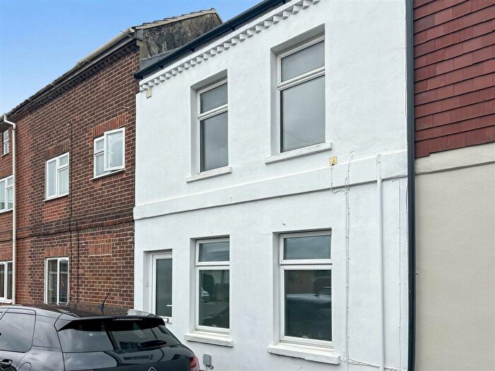 2 Bedroom Flat To Rent In Longland, Salisbury, SP2