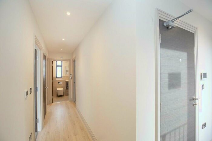 3 Bedroom Penthouse To Rent In Penthouse, The Avenue, Surbiton, KT5