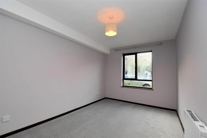 2 Bedroom Flat To Rent In Whitecroft, Horley, RH6