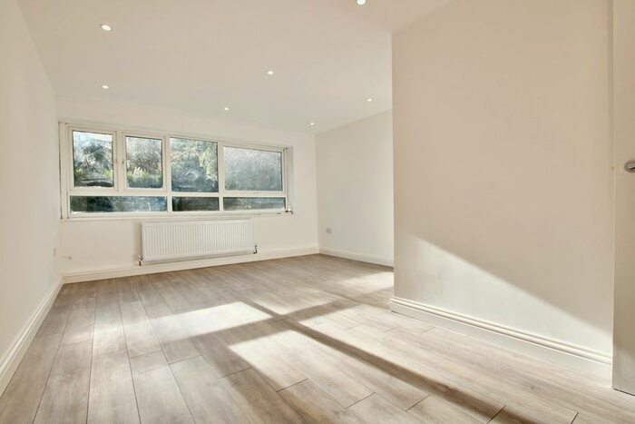 2 Bedroom Flat To Rent In Warham Road, South Croydon, CR2