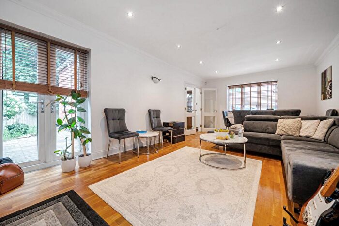 2 Bedroom House For Sale In Cannon Hill, Southgate, London, N14