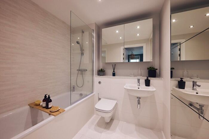 2 Bedroom Apartment To Rent In Chapel Wharf, Manchester, M3