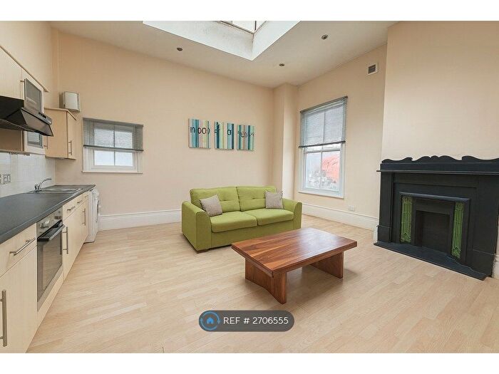 2 Bedroom Flat To Rent In Canute Castle, Southampton, SO14