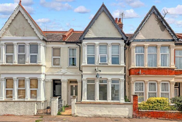 2 Bedroom Flat To Rent In Burdett Avenue, Westcliff-On-Sea, SS0