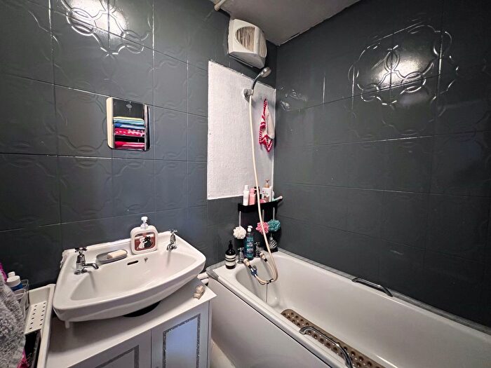 2 Bedroom Flat For Sale In Griffin Road, London, N17