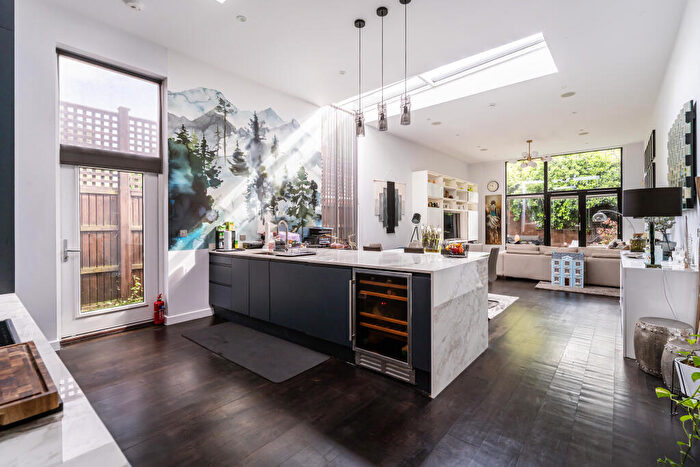 5 Bedroom House For Sale In Ebury Mews, London, N5