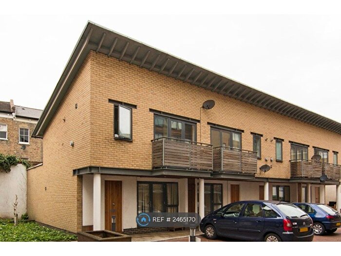 2 Bedroom Flat To Rent In Horseshoe Mews, London, SW2