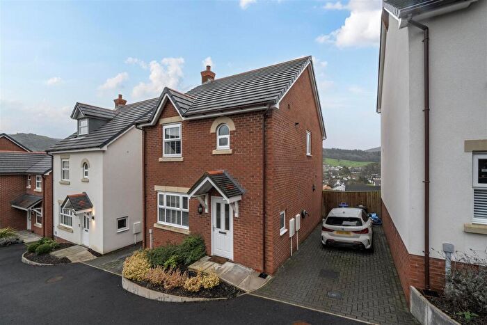 3 Bedroom Detached House For Sale In Maes Helyg, Llangollen, LL20