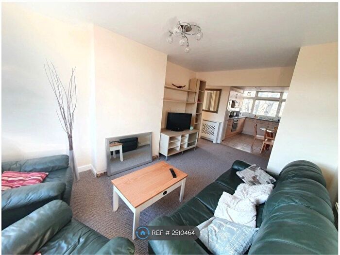 3 Bedroom Flat To Rent In Cautley Avenue, London, SW4