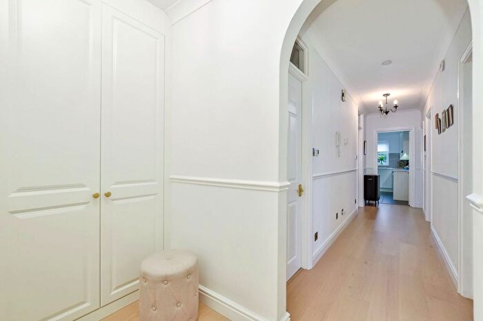 2 Bedroom Flat For Sale In Chorleywood Close, Rickmansworth, WD3
