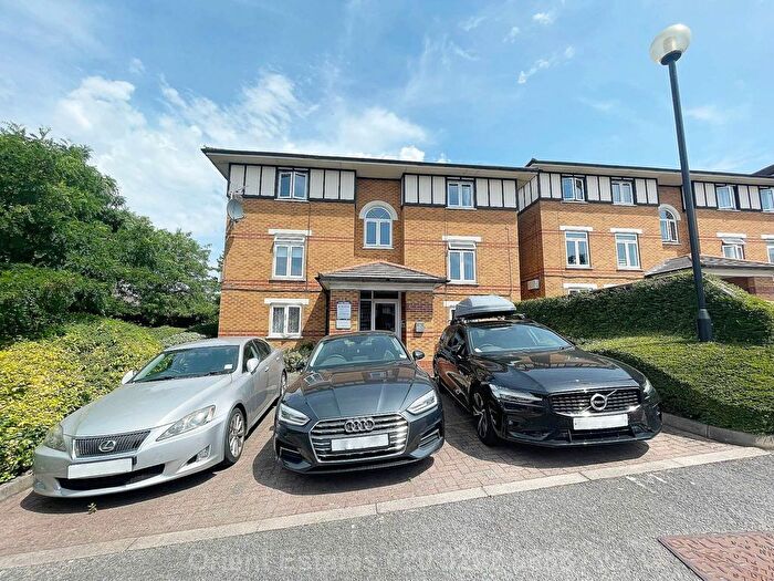 2 Bedroom Flat To Rent In Wenlock Gardens, London, NW4