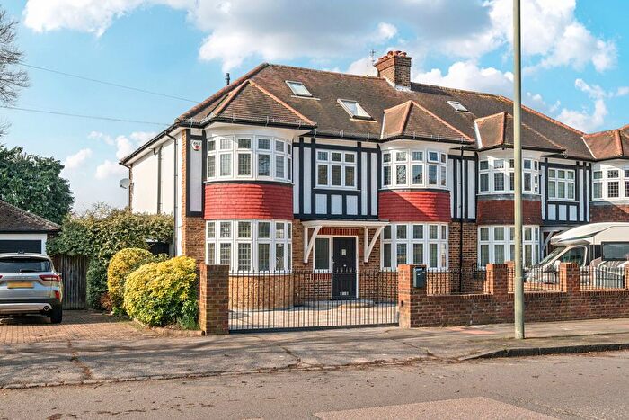 5 Bedroom Semi-Detached House For Sale In Hayes Lane, Bromley, BR2