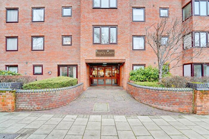 2 Bedroom Flat For Sale In Warwick Avenue, Bedford, MK40