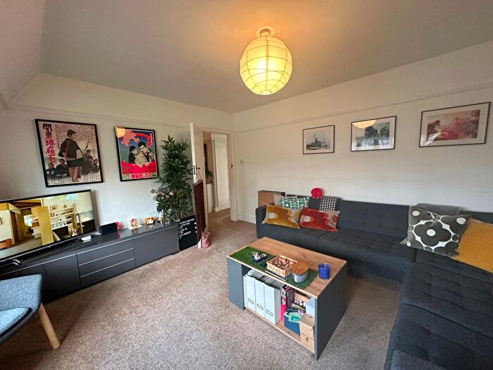 2 Bedroom Flat To Rent In Rutland Court, Queens Drive, London, W3