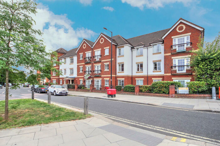 2 Bedroom Retirement Property For Sale In Green Lanes, N21