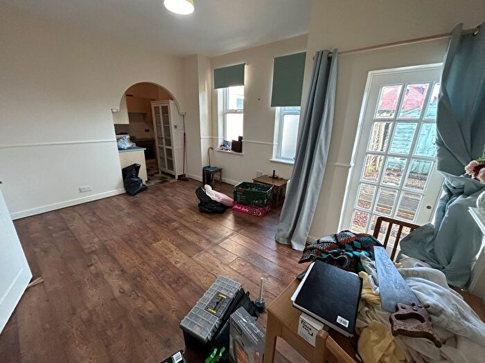1 Bedroom Flat To Rent In Station Road, Netley Abbey, Southampton, Hampshire, SO31