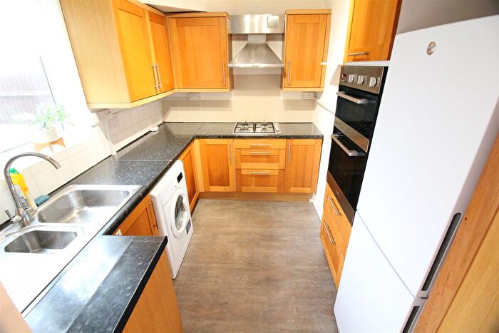 2 Bedroom Flat To Rent In Willow Tree Lane, Hayes, UB4