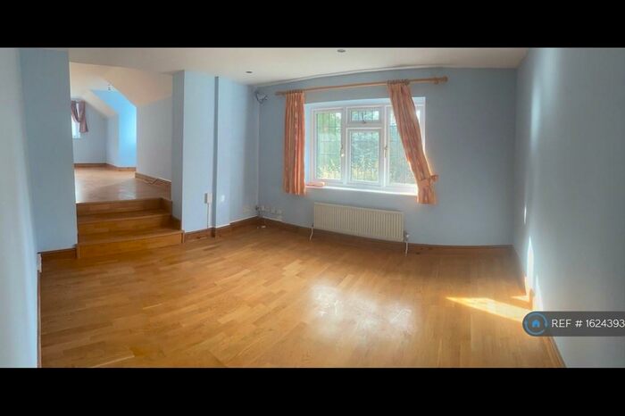 5 Bedroom Detached House To Rent In New Road, Welwyn, AL6