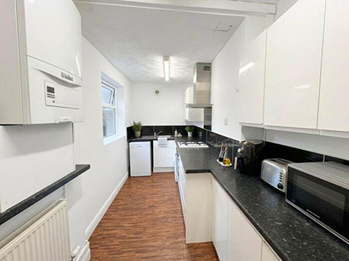 3 Bedroom Apartment To Rent In College Place, London, NW1