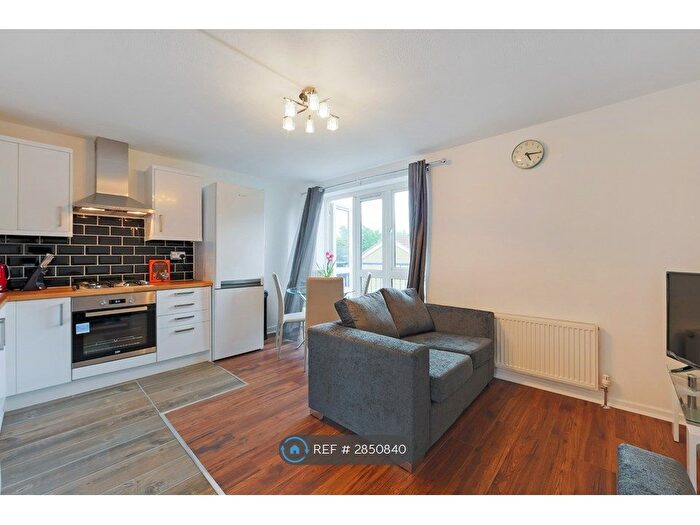 2 Bedroom Flat To Rent In Rushey Green, London, SE6