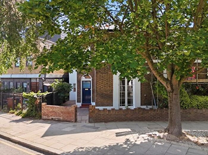 Terraced House To Rent In Hertford Road, London, N1