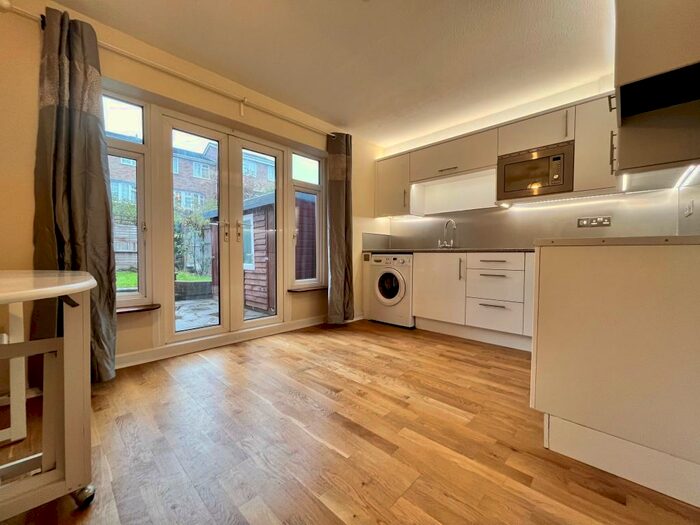 1 Bedroom Flat To Rent In Private Garden One Bed - Hawkeshead Close, BR1