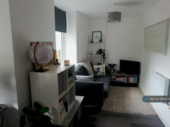 1 Bedroom Flat To Rent In Four Corners Chertsey, Chertsey, KT16