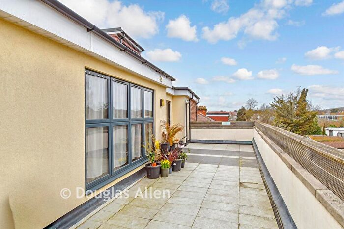 2 Bedroom Flat For Sale In High Street, Barkingside, Ilford, Essex, IG6