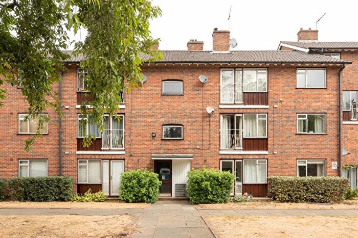 3 Bedroom Apartment For Sale In Buxton Drive, Wanstead, E11