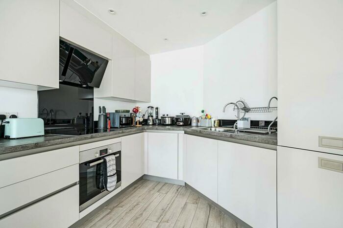 2 Bedroom Flat To Rent In New Willow House, Stratford, London, E13