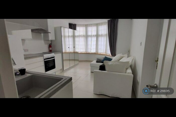 Studio To Rent In Flower Lane, London, NW7