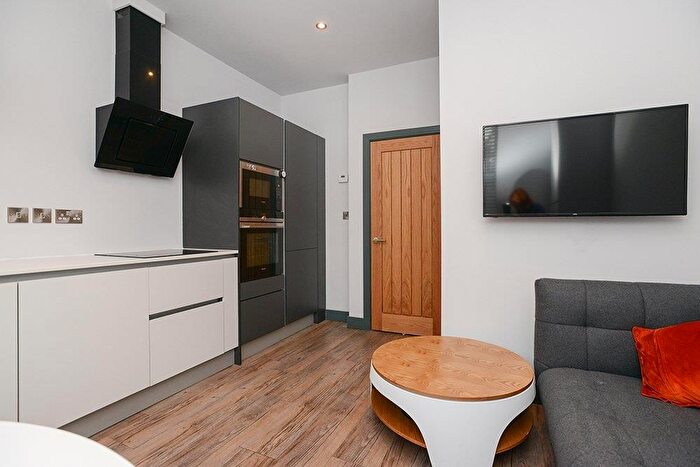 1 Bedroom Flat To Rent In Waverley Street, Nottingham, NG7