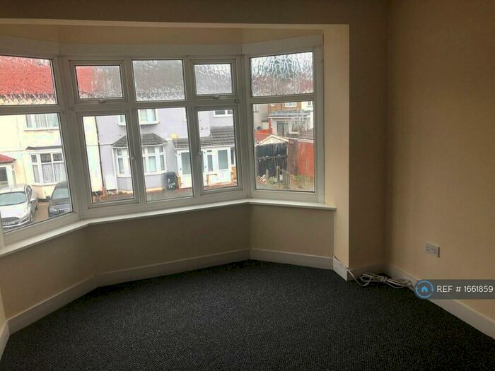 2 Bedroom Flat To Rent In Brook Road, Ilford, IG2
