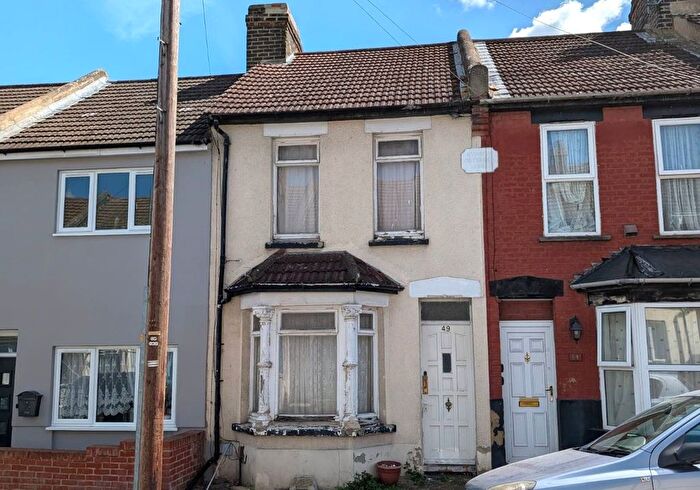 2 Bedroom Terraced House For Sale In Albany Road, Chatham, Kent, ME4