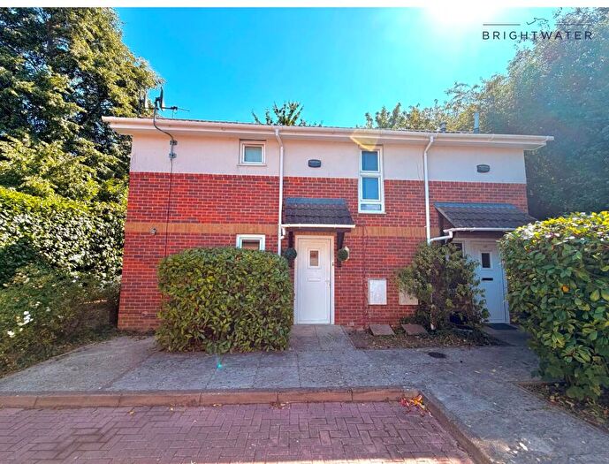 2 Bedroom Flat To Rent In Willow Drive, Ringwood, BH24