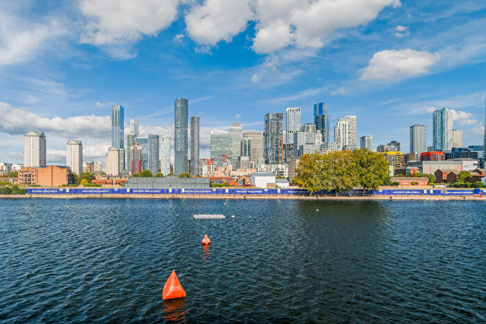 2 Bedroom Flat For Sale In Arden Crescent, London, E14