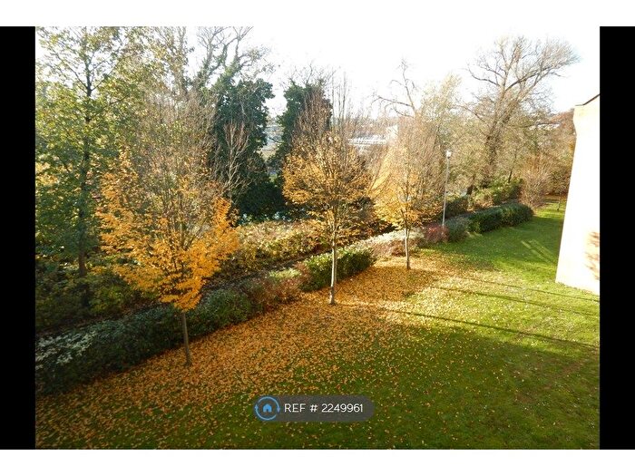 2 Bedroom Flat To Rent In Faraday Road, Guildford, GU1