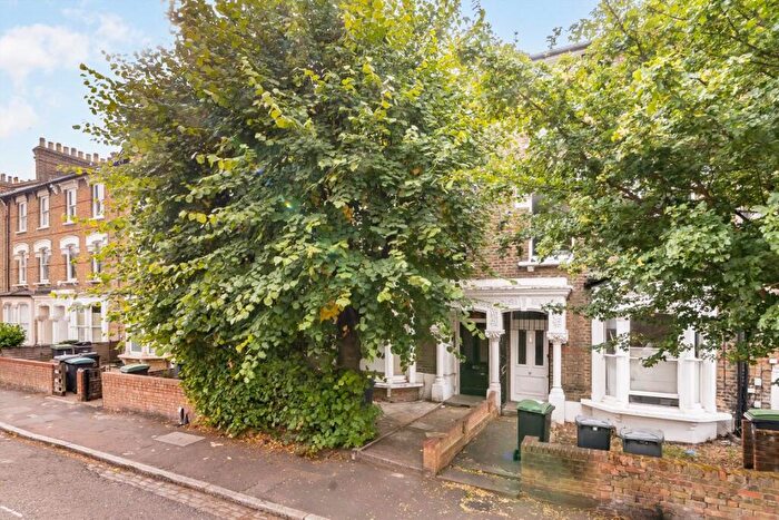 Flat To Rent In Oxford Road, London, N4