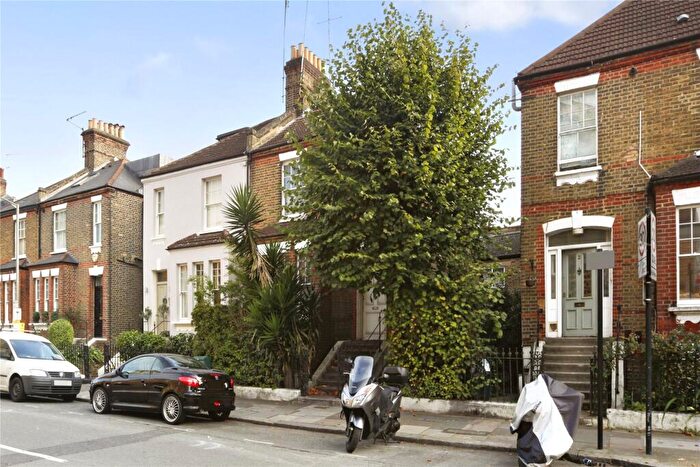 2 Bedroom Flat To Rent In Alexandra Avenue, Battersea, London, SW11