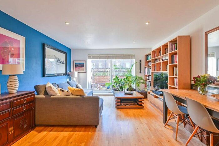 2 Bedroom Flat For Sale In Defoe Road, , Stoke Newington, London, N16