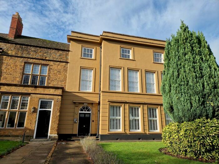 1 Bedroom Flat To Rent In Mercia House, South Bar Street, Banbury, Oxon, OX16