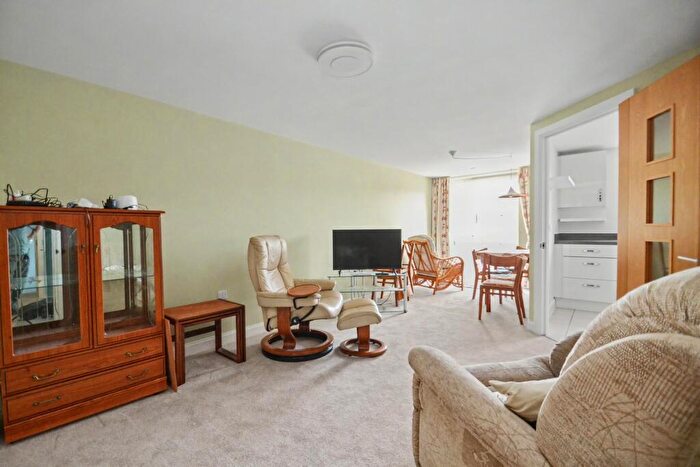 2 Bedroom Flat For Sale In Broadstone, BH18 - Photo 3